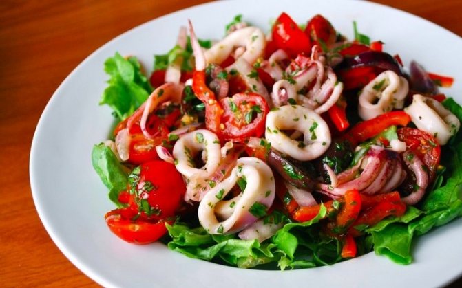 салат с кальмарами
