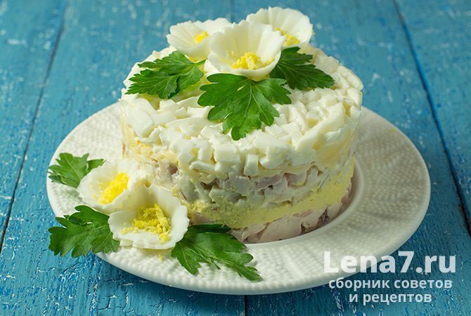 Традиционно в состав салата входят только куриное мясо, яйца, лук и сыр. Ингредиенты выкладывают слоями и смазывают майонезом